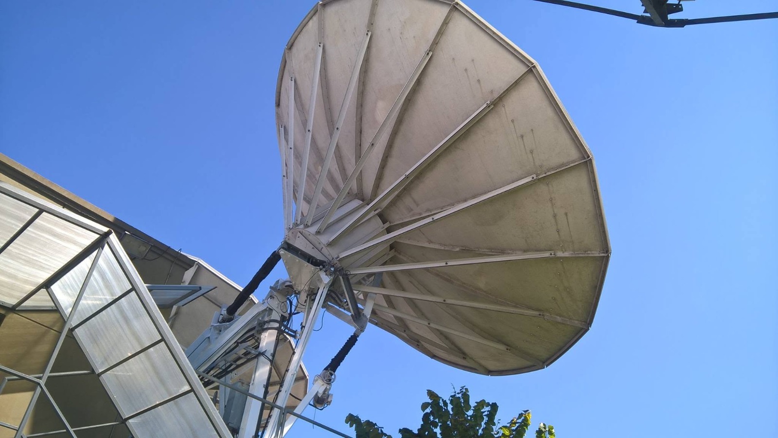 Instalación de antena satelital